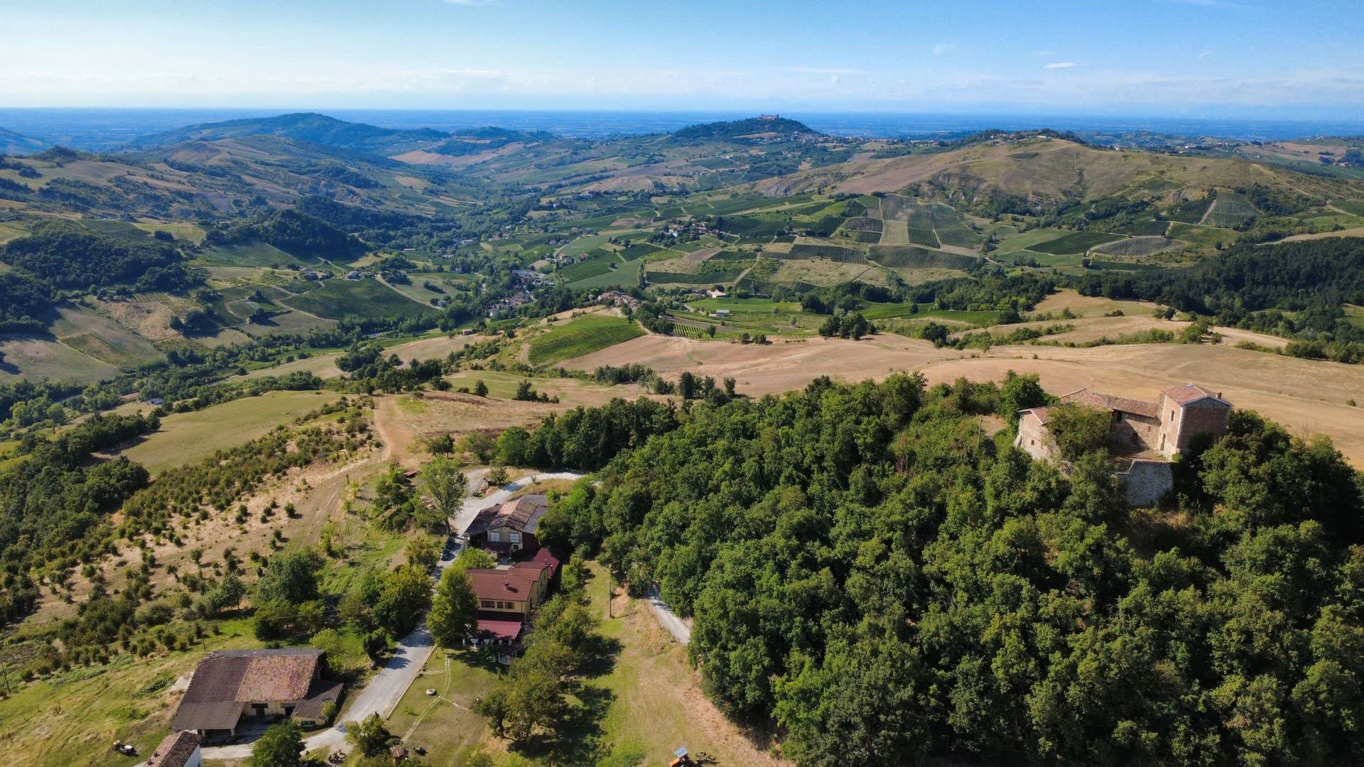 Vista panoramica dell'Agriturismo Fraschini sulle colline dell'Oltrepò Pavese